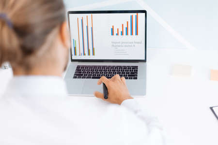 口コミ分析ツールを活用した定量的な評価データの活用法と改善施策